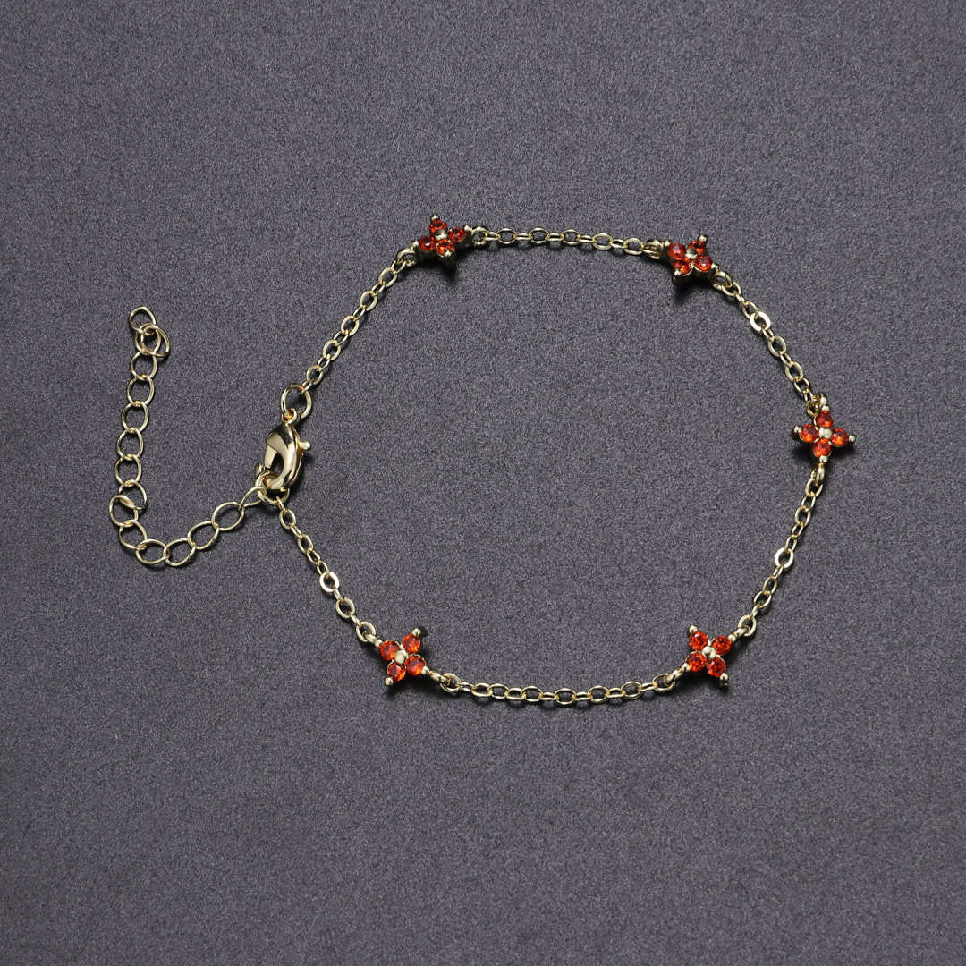 Vergoldetes Zirkonarmband mit vierblättrigem Kleeblatt