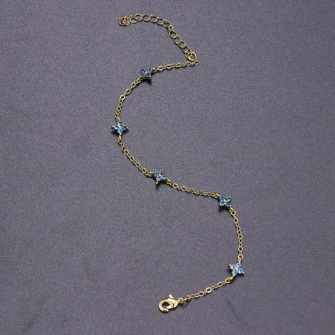 Vergoldetes Zirkonarmband mit vierblättrigem Kleeblatt
