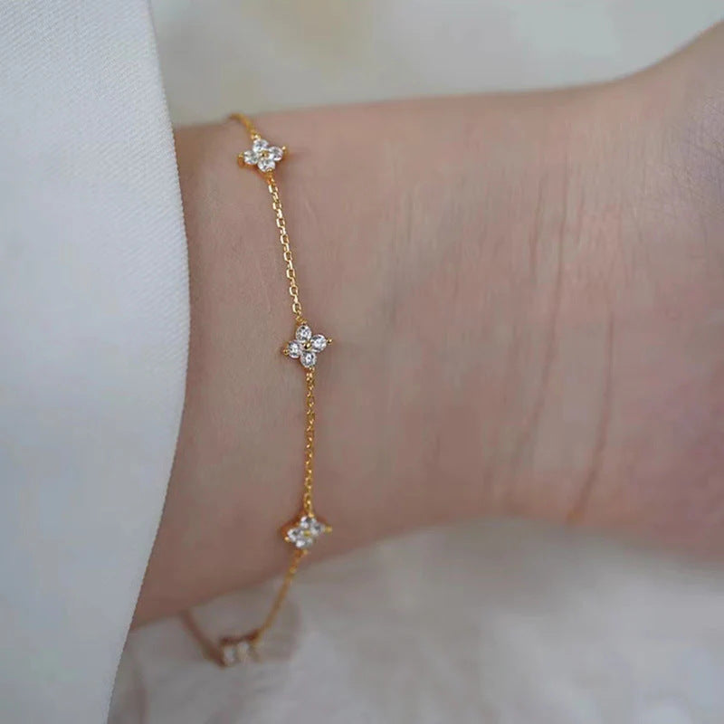 Vergoldetes Zirkonarmband mit vierblättrigem Kleeblatt